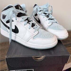 Nike Air Jordan 1 Mid SE Sneaker 6Y / W 7.5 White, Ice Blue, Black 
Streetwear